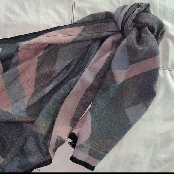 SOIA & Kyo Pink & Gray Geo Scarf - NWOT - Picture 2 of 5